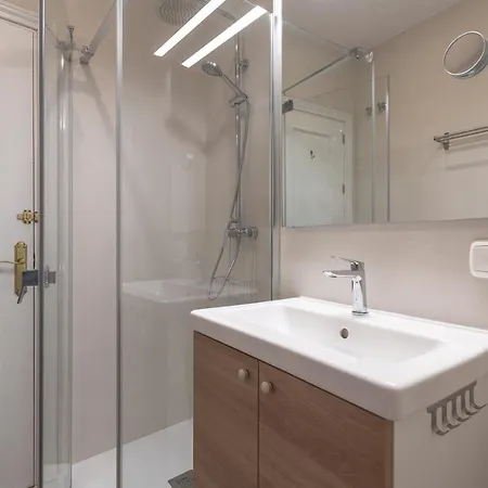 Puerta De Larios: Three-bedroom With Balconies And Patio *