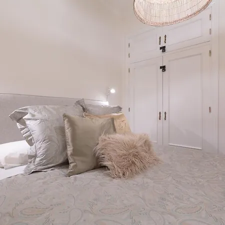 Puerta De Larios: Three-bedroom With Balconies And Patio