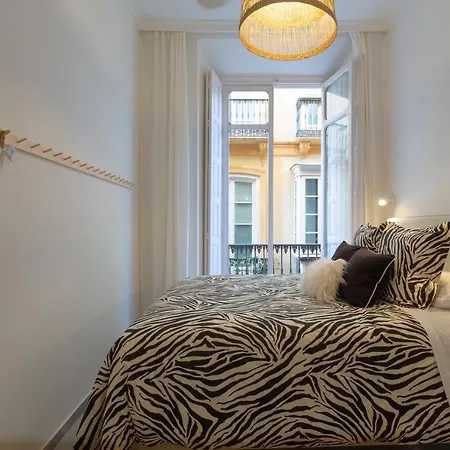 Puerta De Larios: Three-bedroom With Balconies And Patio