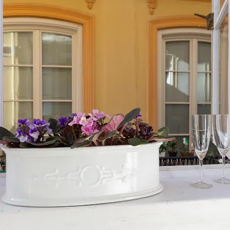 Appartement Puerta De Larios: Three-bedroom With Balconies And Patio